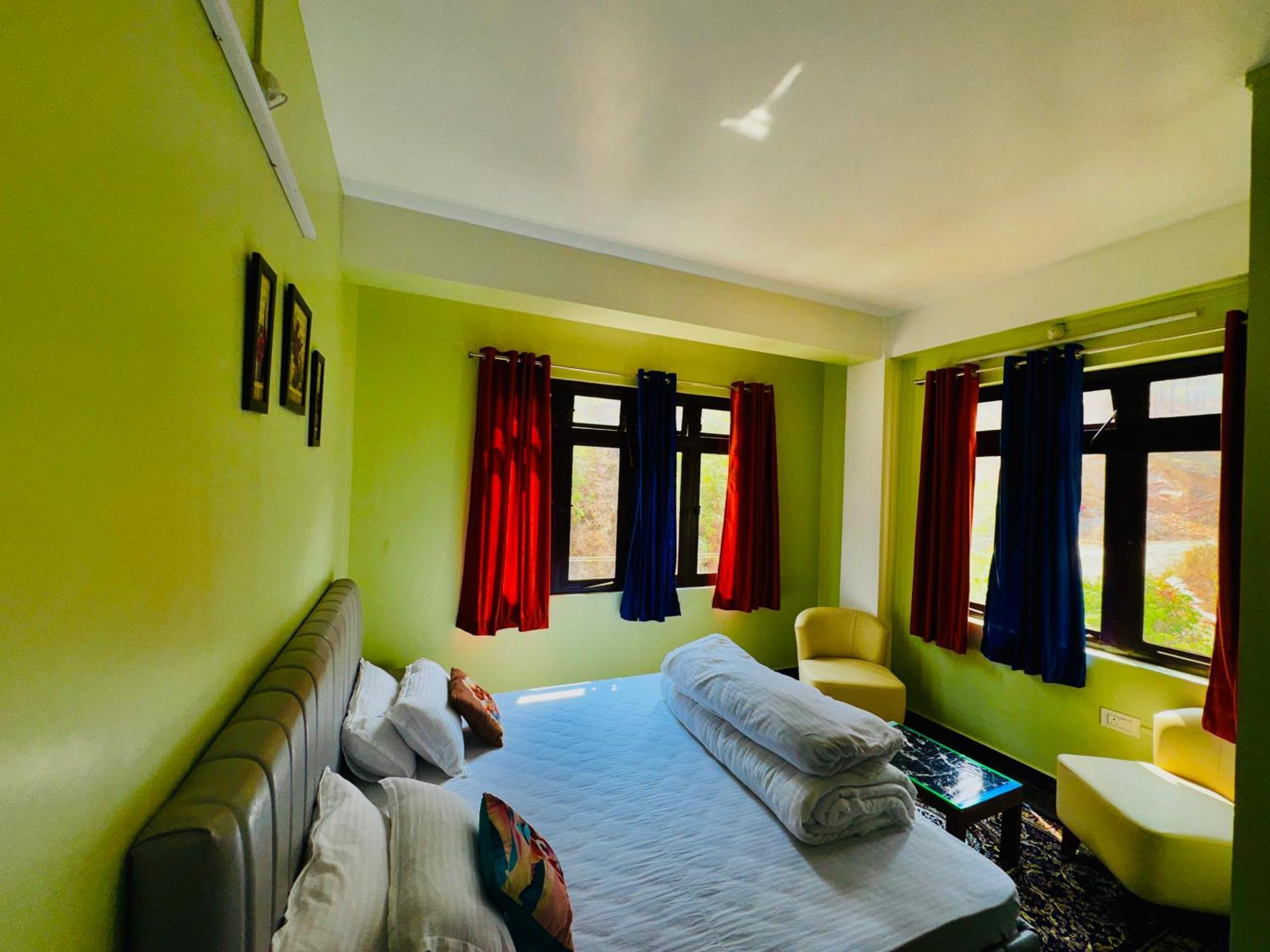 Xtsy Travellers Hostel Shillong Exterior foto